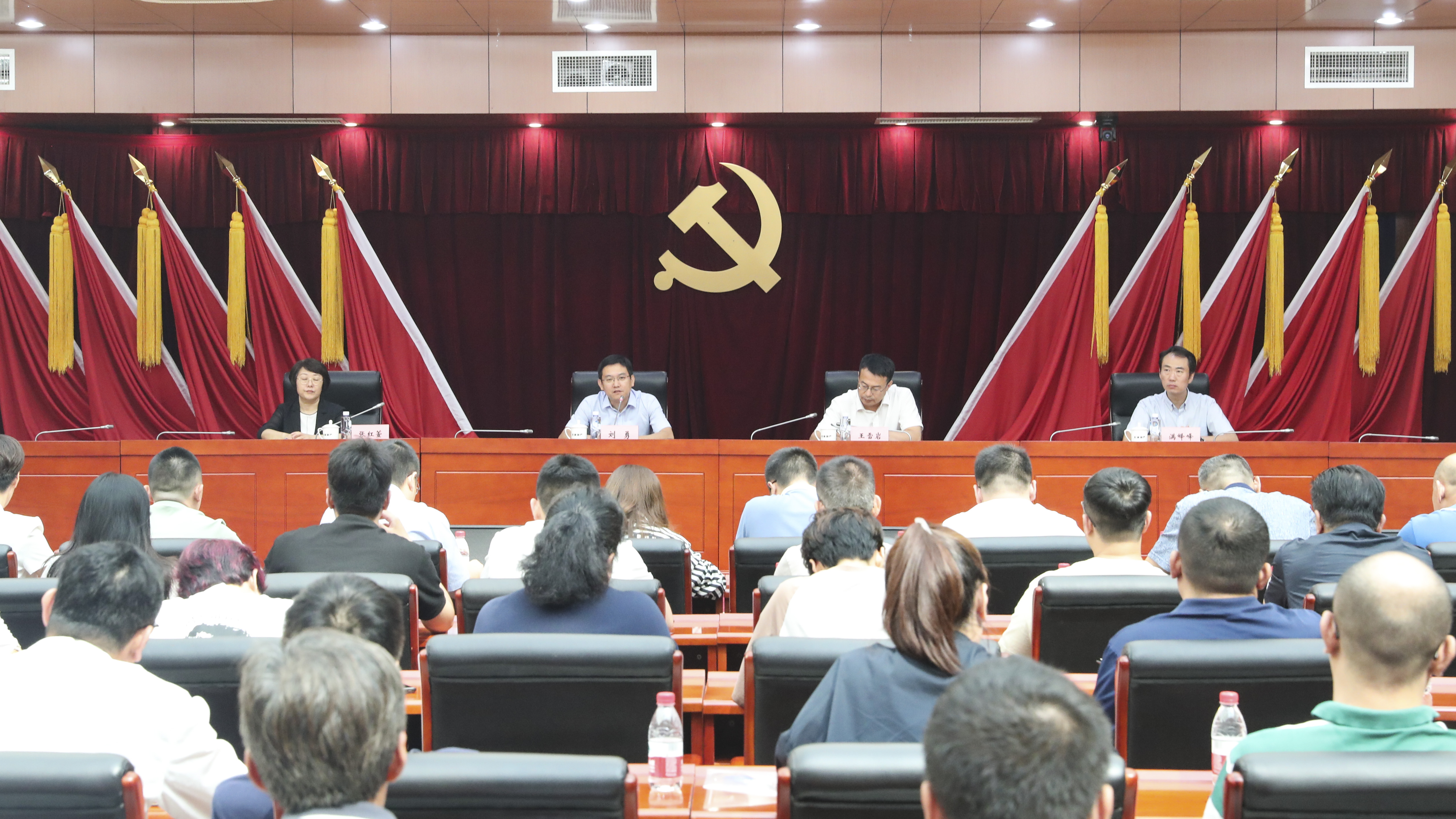 子公司動(dòng)態(tài)丨城運發(fā)展組織召開(kāi)津商企管全體干部職工大會(huì )