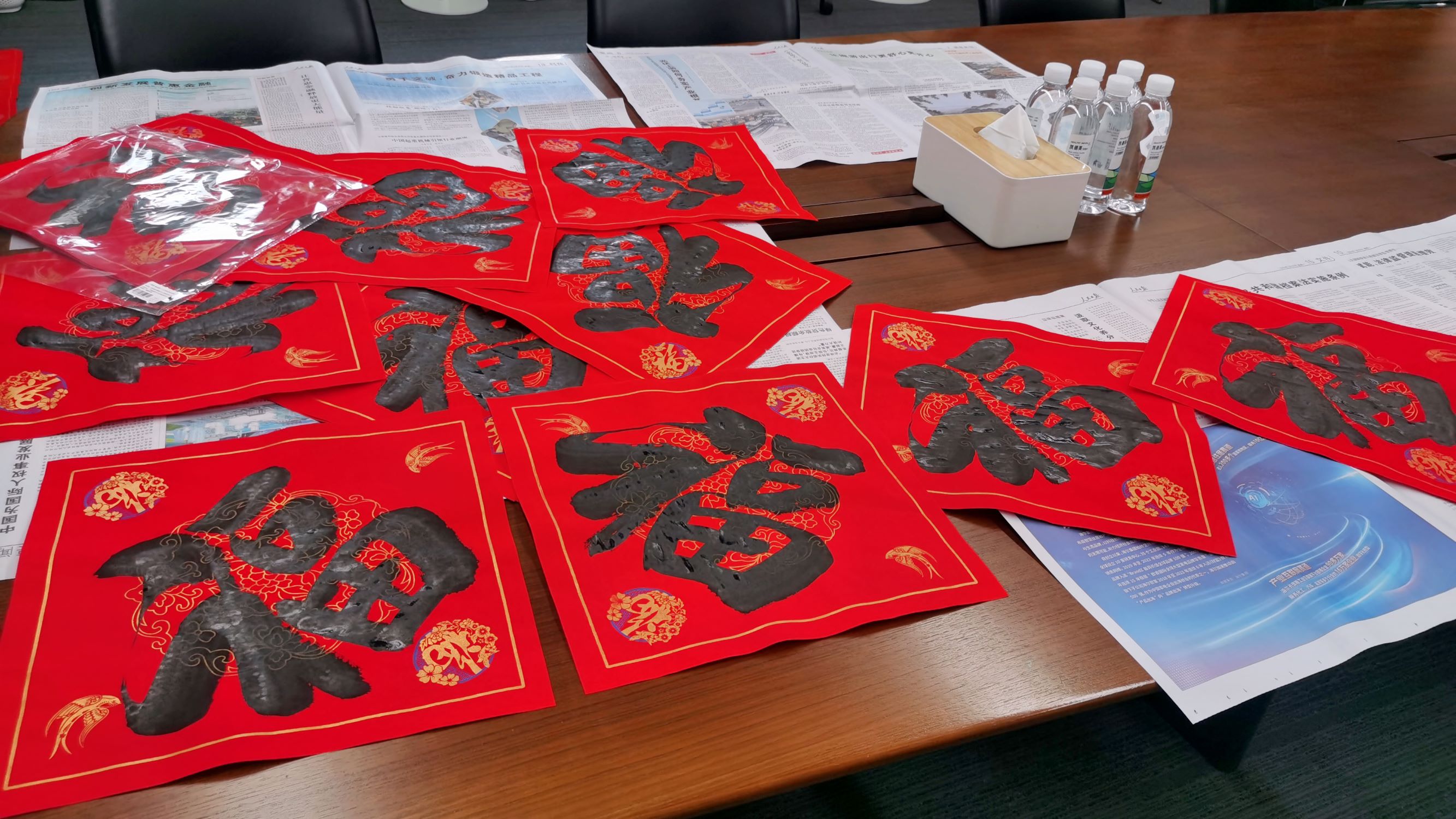 墨香添年味 春聯(lián)送祝福丨津投資本本部工會(huì )開(kāi)展“送萬(wàn)福 進(jìn)萬(wàn)家”活動(dòng)