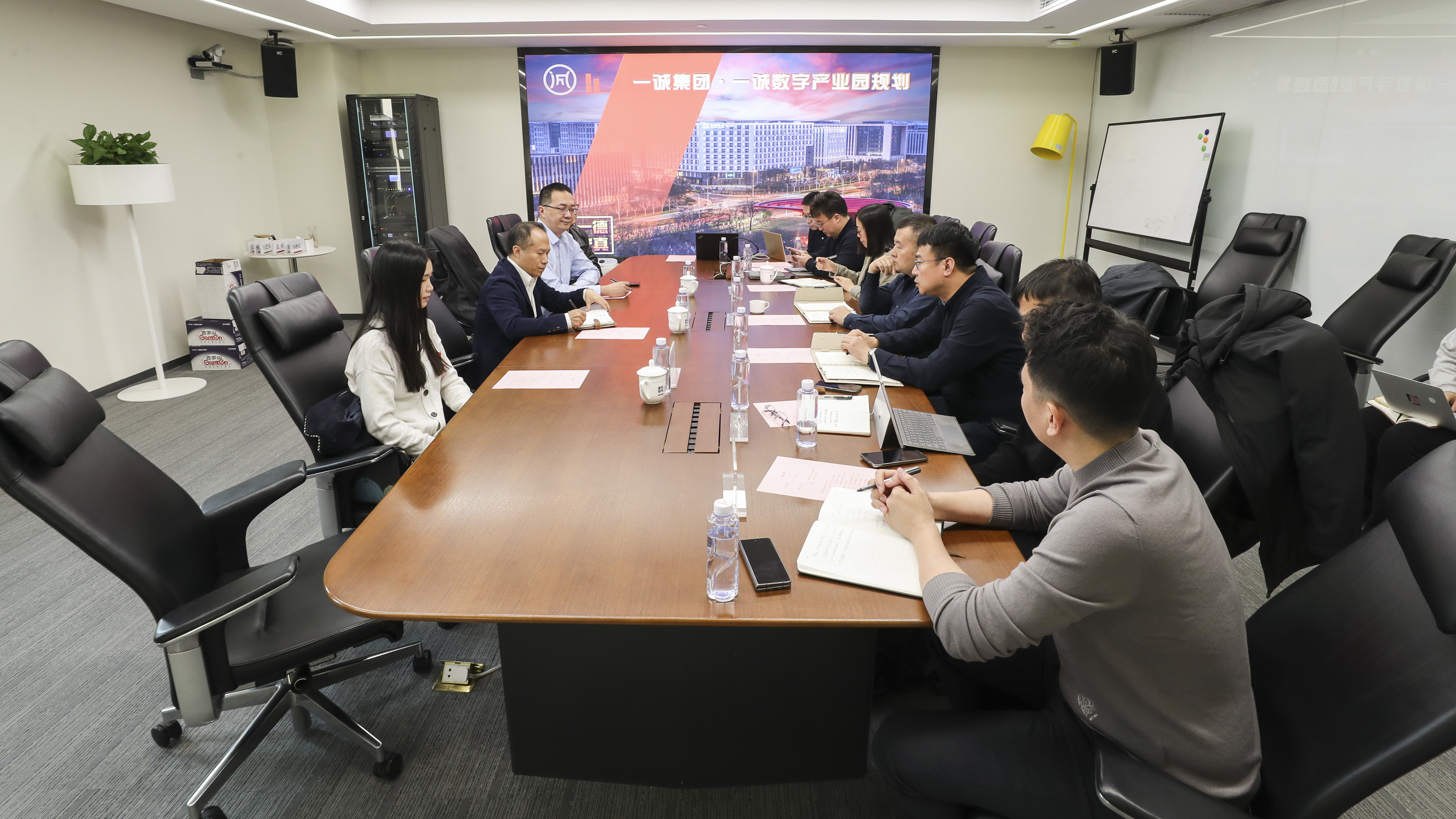 津投資本與市商務(wù)局、市樓宇經(jīng)濟協(xié)會(huì )開(kāi)展業(yè)務(wù)交流