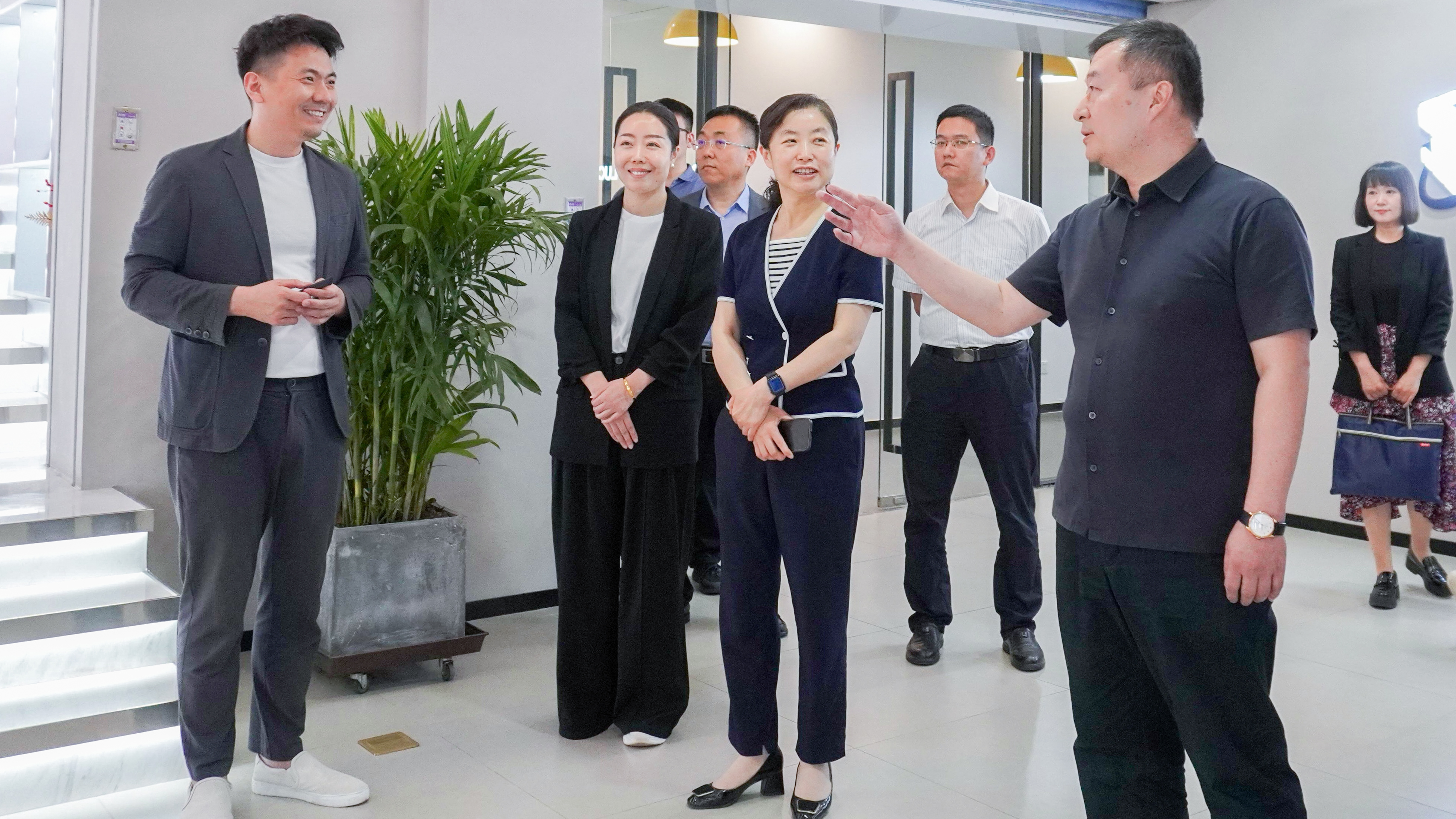 和平區委常委、統戰部部長(cháng)張莉一行深入津投廣場(chǎng)走訪(fǎng)服務(wù)